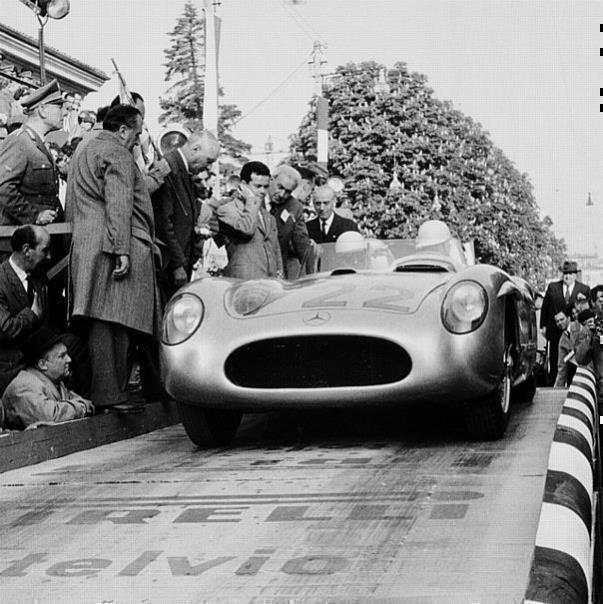 Stirling Moss und Denis Jenkinson am Start der Mille Miglia des Jahres 1955 in Brescia.